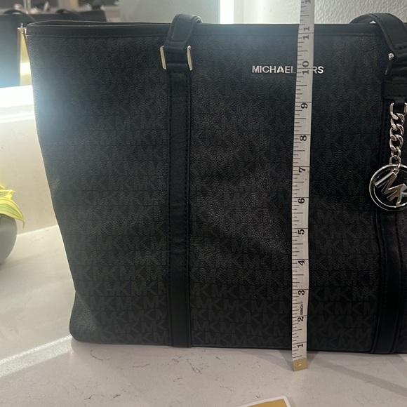 Michael Kors laptop bag EUC black with gray MK and silver hardware - Picture 5 of 14